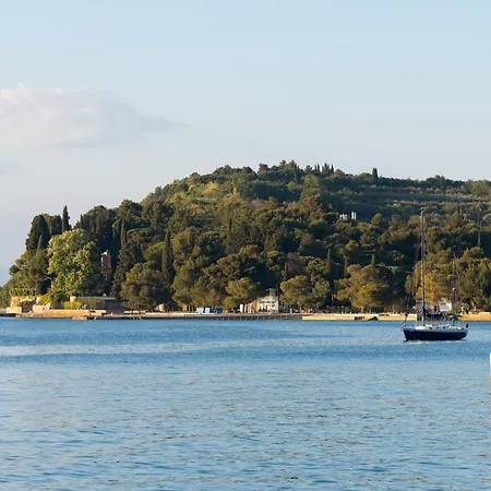 Beachfront Mare Apartma